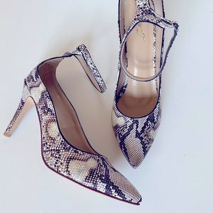 FOWT - Pointed-toe Python print pumps